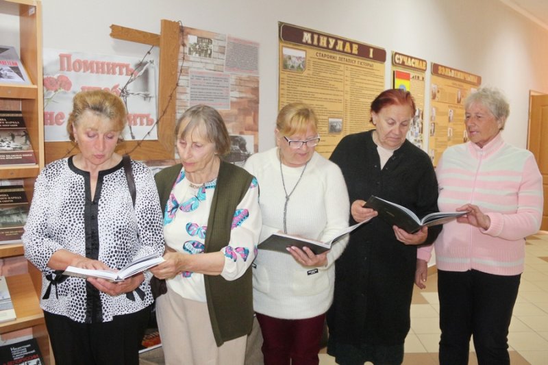 Информационный час на тему геноцида белорусского народа прошел в районной библиотеке при участии пожилых зельвенцев